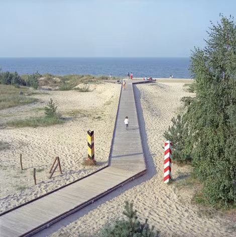 Seebad Heringsdorf, Đức và Swinoujscie, Ba Lan (2012) – Đường biên giới giữa Đức (trái) và Ba Lan (phải) được thiết lập từ cuối Thế chiến II. Hiệp ước Schengen, hiệp ước về đi lại tự do do một số nước châu Âu ký kết năm 1985 và việc thành lập Khu vực hiệp ước Schengen 10 năm cho phép mọi người có thể đi lại tự do trên khắp 26 quốc gia EU, điều không thể tưởng tượng được trong cuộc Chiến tranh Lạnh. Seebad Heringsdorf, Đức và Swinoujscie, Ba Lan (2012) – Đường biên giới giữa Đức (trái) và Ba Lan (phải) được thiết lập từ cuối Thế chiến II. Hiệp ước Schengen, hiệp ước về đi lại tự do do một số nước châu Âu ký kết năm 1985 và việc thành lập Khu vực hiệp ước Schengen 10 năm cho phép mọi người có thể đi lại tự do trên khắp 26 quốc gia EU, điều không thể tưởng tượng được trong cuộc Chiến tranh Lạnh.