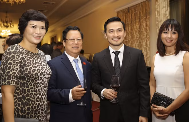 Diễn viên Chi Bảo - Người sáng lập quỹ "Hiểu về trái tim" cùng các vị khách mời trong sự kiện.