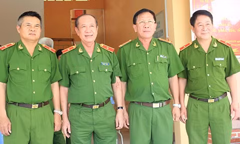 Thiếu tướng Nguyễn Huy Mạ (ngoài cùng bên phải) cùng các đồng chí lãnh đạo chủ chốt tham gia phá án.