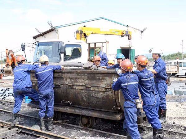 Các công nhân tham gia cứu hộ cứu nạn tại hiện trường.