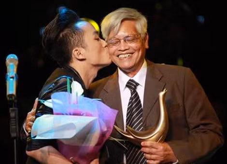 Ca sĩ Tùng Dương và nhạc sĩ Doãn Nho nhận giải Cống hiến Âm nhạc 2014.