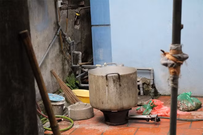 Chiếc nồi ga được dân Tranh Khúc dùng để luộc thịt làm nhân và luộc bánh số lượng nhỏ.