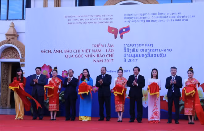 Bộ trưởng Trương Minh Tuấn, đồng chí Ki Kẹo Kay Khăm Pi Thun và các đại biểu cắt băng khai mạc triển lãm.