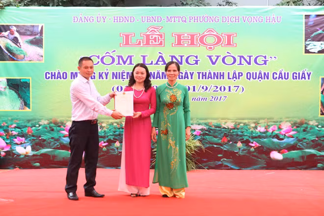 Lễ công bố giấy chứng nhận Đăng ký nhãn hiệu cho Hội nông dân phường Dịch Vọng Hậu với thương hiệu cốm Làng Vòng danh tiếng.