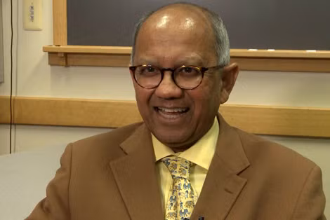 Sumit Ganguly, một nhà khoa học từng tham gia các hội nghị trá hình theo yêu cầu của CIA.