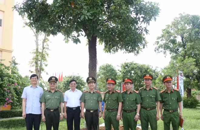 Thứ trưởng Nguyễn Văn Sơn cùng các đồng chí lãnh đạo tỉnh, Giám đốc Công an tỉnh chụp ảnh lưu niệm.