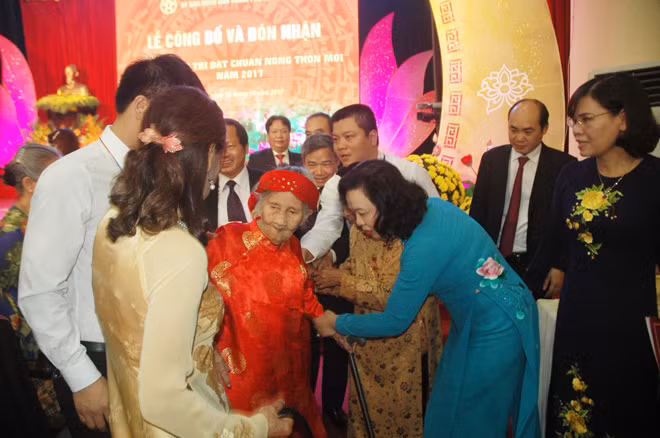 Phó Bí thư Thường trực Thành ủy Hà Nội Ngô Thị Thanh Hằng thăm hỏi các mẹ Việt Nam anh hùng tham dự Lễ đón nhận danh hiệu đạt chuẩn nông thôn mới của huyện Thanh Trì. Phó Bí thư Thường trực Thành ủy Hà Nội Ngô Thị Thanh Hằng thăm hỏi các mẹ Việt Nam anh hùng tham dự Lễ đón nhận danh hiệu đạt chuẩn nông thôn mới của huyện Thanh Trì.