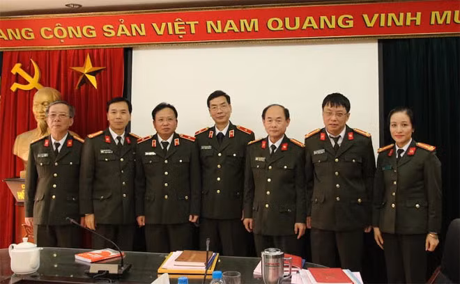 Thiếu tướng Mai Văn Hà, Phó Tổng cục trưởng Tổng cục Chính trị CAND với các đại biểu tại hội nghị.