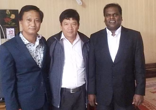 Luật sư Shanmugam (bên phải) và cha của Đoàn Thị Hương (giữa). Ảnh: A.H.