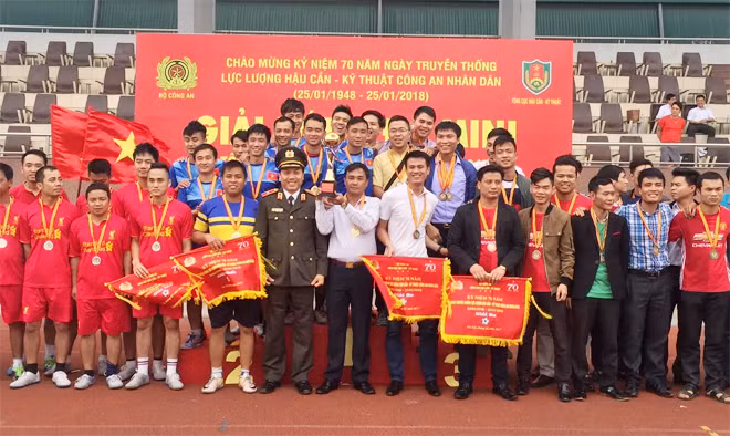 Thiếu tướng Nguyễn Thế Bình, Phó Tổng cục trưởng Tổng cục HC-KT trao giải Nhất, Nhì, Ba cho các Đội bóng.