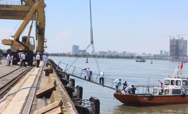 Tàu của BĐBP Đà Nẵng vận chuyển các thuyền viên bị thương vào bờ.