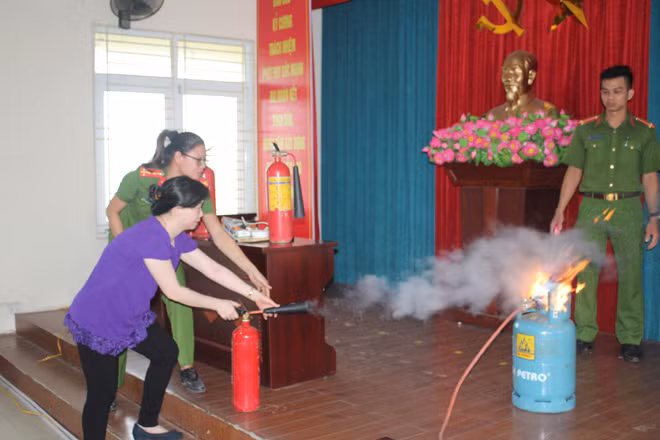 Cảnh sát PCCC tiếp cận dập tắt một đám cháy lớn. Cảnh sát PCCC tiếp cận dập tắt một đám cháy lớn.