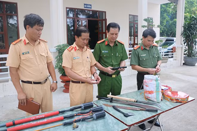 Công an TP Hải Phòng kiểm tra các loại vũ khí thu hồi, trong đó có khẩu súng Colt bắn bi lần đầu tiên xuất hiện.