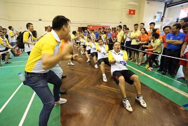 Phần thi kéo co nam.