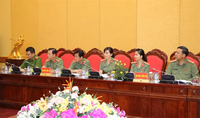 Các đại biểu Quốc hội công tác trong lực lượng CAND tại buổi gặp mặt. Các đại biểu Quốc hội công tác trong lực lượng CAND tại buổi gặp mặt.