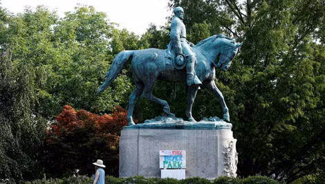 Tượng tướng Robert E. Lee tại Charlottesville, Virginia.