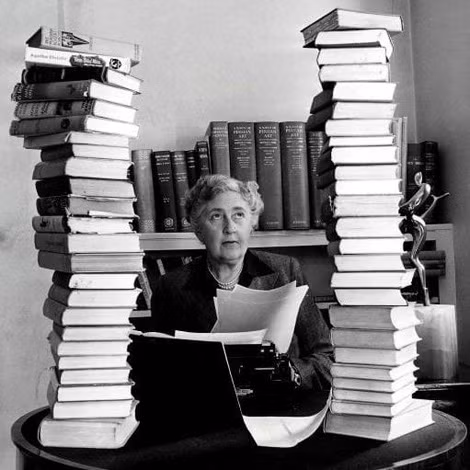 Agatha Christie trong căn nhà ở Wallingford. Agatha Christie trong căn nhà ở Wallingford.