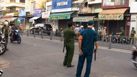 Lực lượng Công an và dân phòng bảo vệ hiện trường.