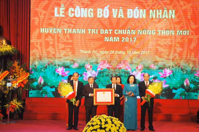 Phó Bí thư Thường trực Thành ủy Hà Nội Ngô Thị Thanh Hằng trao quyết định công nhận huyện đạt chuẩn nông thôn mới năm 2017 của Thủ tướng Chính phủ cho huyện Thanh Trì. Phó Bí thư Thường trực Thành ủy Hà Nội Ngô Thị Thanh Hằng trao quyết định công nhận huyện đạt chuẩn nông thôn mới năm 2017 của Thủ tướng Chính phủ cho huyện Thanh Trì.