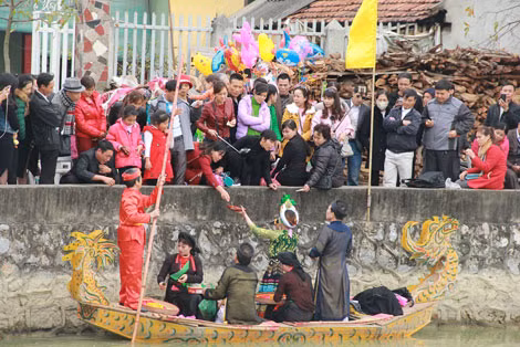 Hát văn xen vào buổi biểu diễn quan họ và nhận tiền du khách - Hiện tượng phát sinh năm 2017 tại Lễ hội vùng Lim.