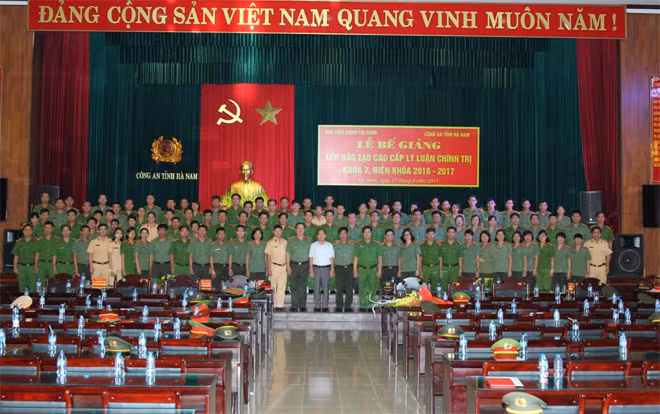 Thiếu tướng, GS.TS Trương Giang Long và các đại biểu tại Lễ bế giảng.