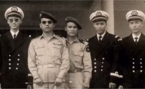 Nguyễn Kim Hương Giang (người thứ ba tính từ bên phải).