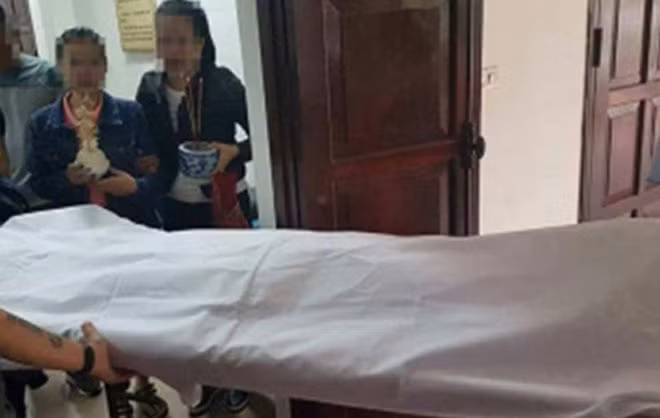 Người thân đưa thi thể nạn nhân về mai táng.