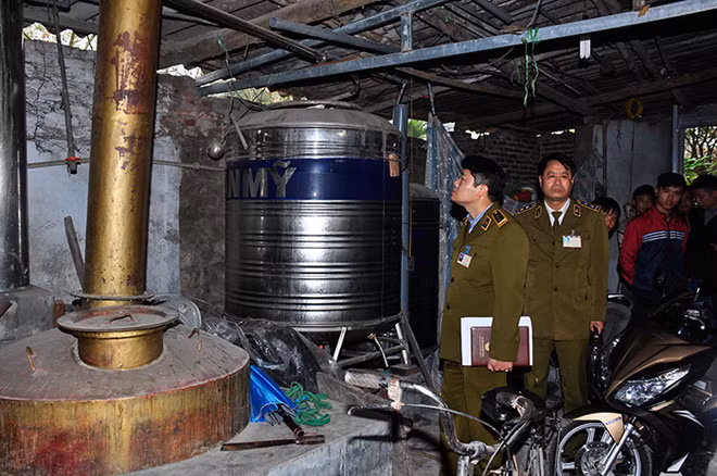 Quản lý thị trường Hà Nội kiểm tra một cơ sở nấu rượu thủ công tại Chương Mỹ. Ảnh: T.D..