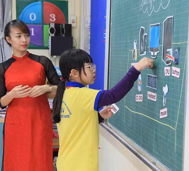Giờ học tiếng Anh của học sinh tiểu học tại Hà Nội. Ảnh minh họa.
