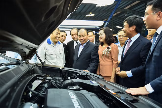Thủ tướng mong muốn Tập đoàn cố gắng sản xuất phụ tùng quan trọng nhất, cần thiết nhất, kể cả động cơ. Ảnh: VGP/Quang Hiếu.