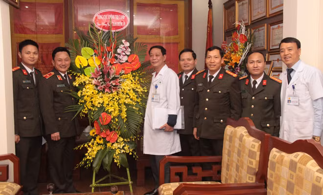 Thiếu tướng Nguyễn Quang Chữ, Phó Tổng cục trưởng Tổng cục Chính trị CAND cùng đoàn công tác chúc mừng Bệnh viện 19-8. Thiếu tướng Nguyễn Quang Chữ, Phó Tổng cục trưởng Tổng cục Chính trị CAND cùng đoàn công tác chúc mừng Bệnh viện 19-8.