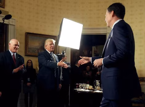 Tổng thống Trump và ông Comey. Ảnh: International Business Times.