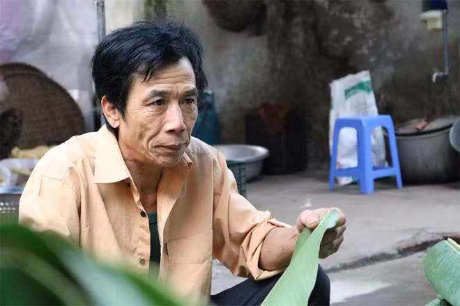 Ông Nguyễn Xuân Thắng cần mẫn làm việc ở đây đã hơn chục năm để kiếm thêm thu nhập cho gia đình.