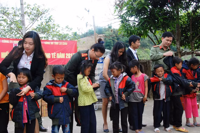 Đoàn công tác trao quà tới các em học sinh hiếu học Trường PTDTBT Tiểu học Bum Tở.