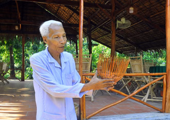 Lão nông Năm Thành tự tay làm các sản phẩm, món ăn “đậm chất” quê để phục vụ khách du lịch. Lão nông Năm Thành tự tay làm các sản phẩm, món ăn “đậm chất” quê để phục vụ khách du lịch.