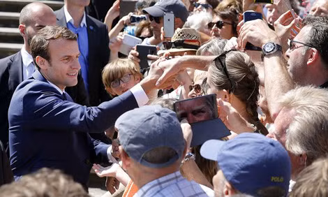 Tổng thống Pháp Emmanuel Macron giữa vòng vây cử tri.