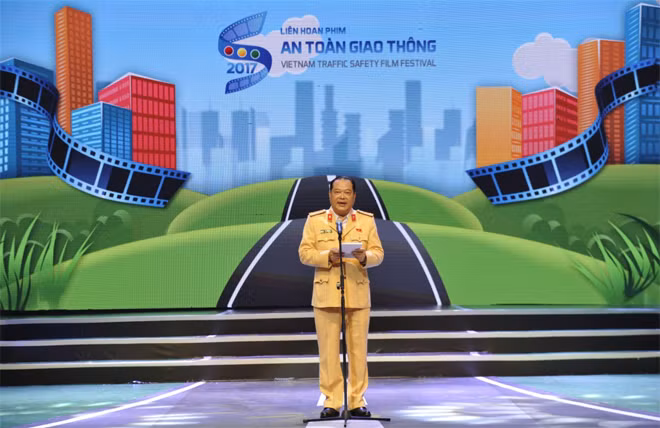 Đại tá Lê Xuân Đức, Phó Cục trưởng Cục CSGT phát biểu lại lễ trao giải.