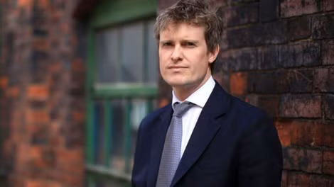 Giám đốc Tristram Hunt.