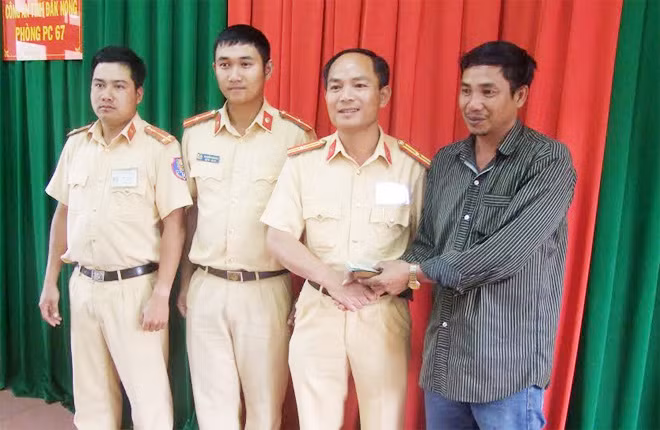 Đội TTKS giao thông số 2 Phòng CSGT Công an Đắk Nông trao trả lại tài sản cho anh Bình.