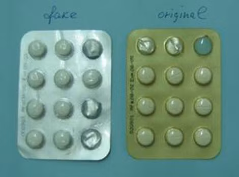 Vỉ thuốc chữa sốt rét giả Artesunate (trái) đặt cạnh vỉ thuốc thật.