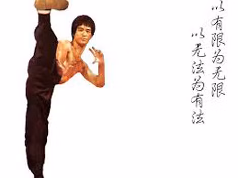 Lý Tiểu Long với dòng chữ "Lấy hữu hạn làm vô hạn, lấy vô pháp làm hữu pháp".