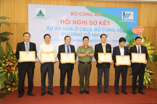 Thứ trưởng Bùi Văn Thành trao Bằng khen của Bộ Công an tặng các tập thể, cá nhân có thành tích xuất sắc. Thứ trưởng Bùi Văn Thành trao Bằng khen của Bộ Công an tặng các tập thể, cá nhân có thành tích xuất sắc.