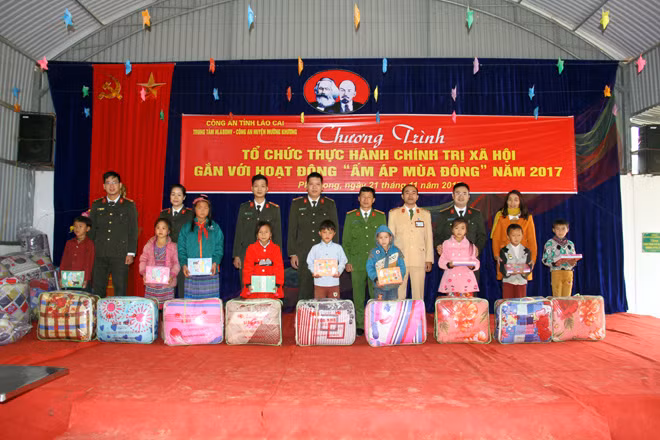 250 chăn ấm được trao cho các học sinh và giáo viên trường tiểu học Pha Long.