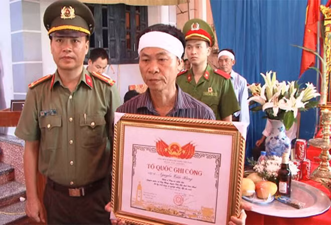 Trao bằng Tổ quốc ghi công liệt sỹ CAND Nguyễn Tiến Hùng cho gia đình.