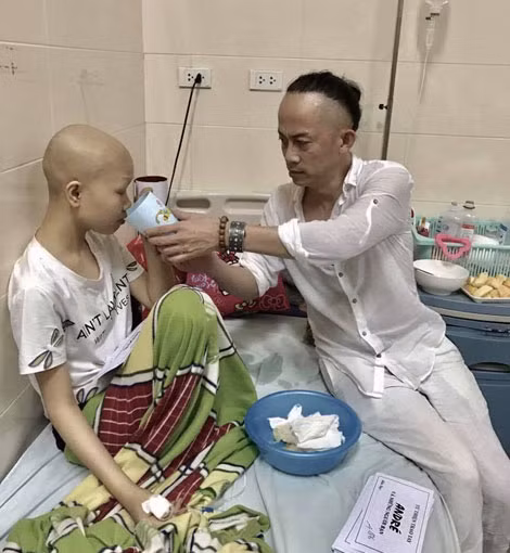 Andre' trong một chuyến đến với bệnh nhi ung thư. Andre' trong một chuyến đến với bệnh nhi ung thư.