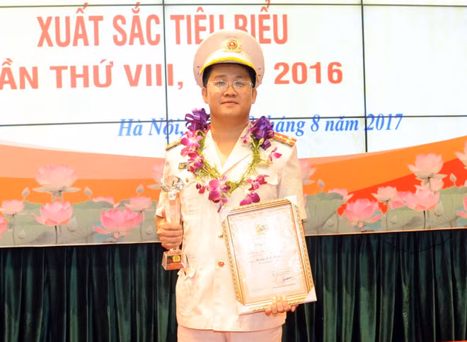 Thượng úy Hoàng Ngọc Huân. Thượng úy Hoàng Ngọc Huân.