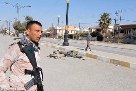 Xác chết của chiến binh IS bị bỏ mặc ở Mosul. Ảnh: Reuters. Xác chết của chiến binh IS bị bỏ mặc ở Mosul. Ảnh: Reuters.