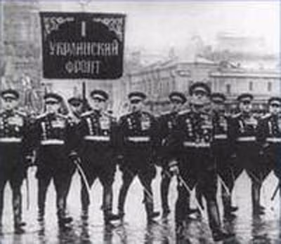 Nguyên soái I. Konev dẫn đầu đoàn quân của Phương diện quân Ukraina 1 diễu binh mừng chiến thắng trên Quảng trường Đỏ, ngày 24-6-1945.