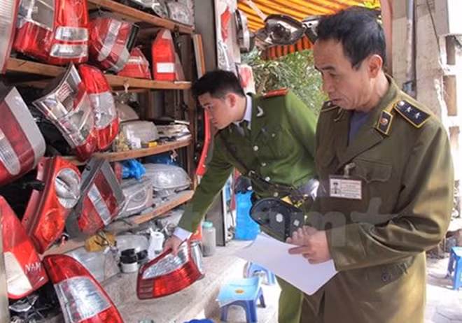 Lực lượng chức năng Hà Nội kiểm tra cửa hàng kinh doanh phụ tùng ô tô, xe máy.