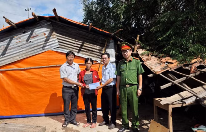 Một trong nhiều gia đình nghèo ở Khánh Hòa có nhà sập đổ hoàn toàn sau cơn bão đã được đại diện Báo Công an nhân dân đến thăm, chia sẻ khó khăn và tặng quà hỗ trợ.